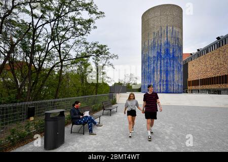 Prague, République tchèque. 09e mai 2020. L'artiste tchèque-argentin Federico Diaz a installé son dessin artistique sur l'axe de ventilation du tunnel routier de Blanka près du parc Stromovka, dans le quartier de Prague 7, le 9 mai 2020, à Prague, en République tchèque. Crédit : vit Simanek/CTK photo/Alay Live News Banque D'Images