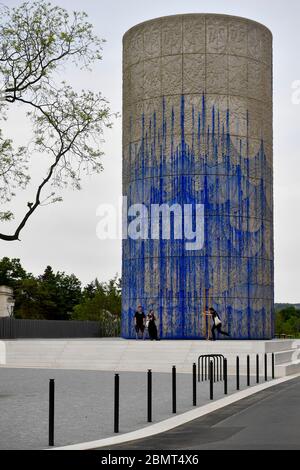 Prague, République tchèque. 09e mai 2020. L'artiste tchèque-argentin Federico Diaz a installé son dessin artistique sur l'axe de ventilation du tunnel routier de Blanka près du parc Stromovka, dans le quartier de Prague 7, le 9 mai 2020, à Prague, en République tchèque. Crédit : vit Simanek/CTK photo/Alay Live News Banque D'Images