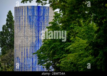 Prague, République tchèque. 09e mai 2020. L'artiste tchèque-argentin Federico Diaz a installé son dessin artistique sur l'axe de ventilation du tunnel routier de Blanka près du parc Stromovka, dans le quartier de Prague 7, le 9 mai 2020, à Prague, en République tchèque. Crédit : vit Simanek/CTK photo/Alay Live News Banque D'Images