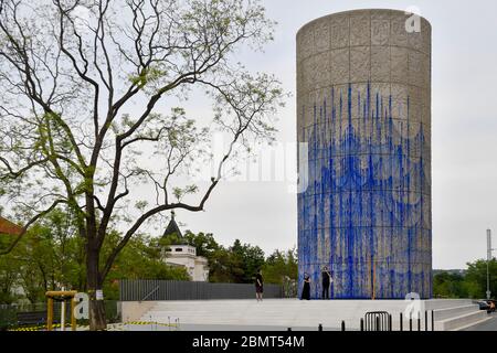 Prague, République tchèque. 09e mai 2020. L'artiste tchèque-argentin Federico Diaz a installé son dessin artistique sur l'axe de ventilation du tunnel routier de Blanka près du parc Stromovka, dans le quartier de Prague 7, le 9 mai 2020, à Prague, en République tchèque. Crédit : vit Simanek/CTK photo/Alay Live News Banque D'Images