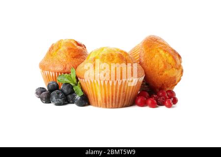 Muffins, baies et chocolat isolés sur fond blanc Banque D'Images