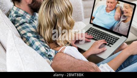 Couple ayant un appel vidéo sur un ordinateur portable Banque D'Images