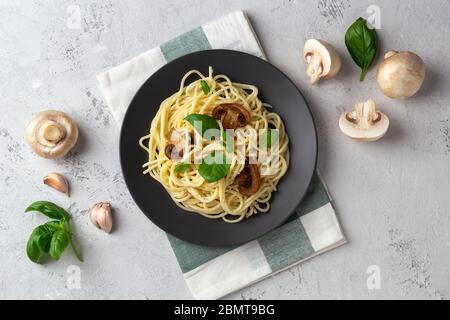 Spaghetti aux champignons et sauce à la crème sur fond clair. Flat Lay avec les ingrédients Banque D'Images