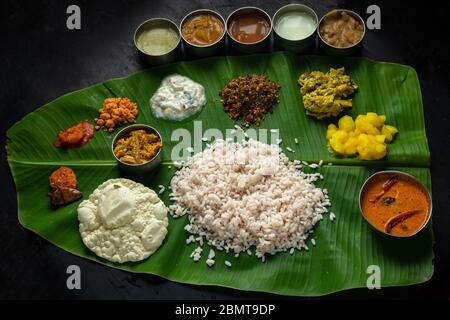 Plats de curry de poisson de style Kerala sur feuille de banane Banque D'Images