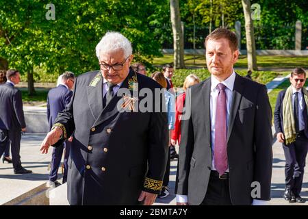 09.05.2020, Berlin, Sergei Jurjewitsch Netschajew, Ambassadeur de la Fédération de Russie auprès de la République fédérale d'Allemagne, en conversation avec Michael Kretschmer (CDU), Premier ministre de Saxe. Au Mémorial de la guerre soviétique dans le parc de Treptower (monument commémoratif de la guerre de Treptower), un monument commémoratif et en même temps un cimetière militaire, de nombreux Russes et Allemands-Russes commémorent le 75e jour de la victoire à la fin de la Seconde Guerre mondiale avec de nombreux drapeaux colorés. Le mémorial a été érigé en 1949 sur les instructions de l'administration militaire soviétique en Allemagne pour honorer les soldats de l'Armée rouge qui d Banque D'Images