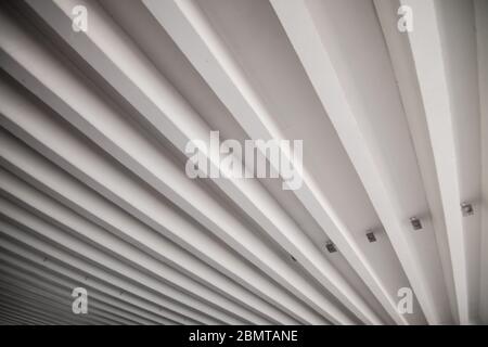 Modèle de barres en béton sous le pont dans un parking. Banque D'Images