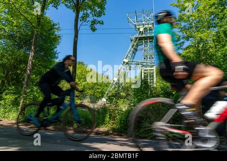 Vélo le long de la rivière Ruhr, lac Baldeney à Essen, tour sinueuse de l'ancienne mine Carl Funke, Essen, NRW, Allemagne Banque D'Images