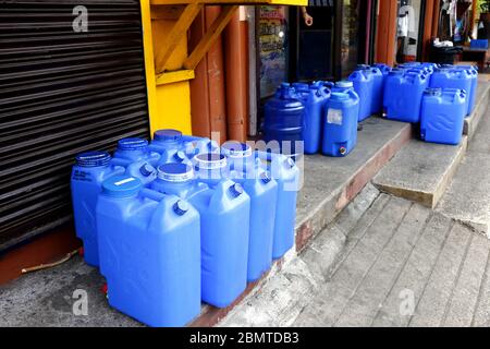 Antipolo City, Philippines - 9 mai 2020 : conteneurs d'eau vides en attente de remplissage devant une station de remplissage d'eau. Banque D'Images