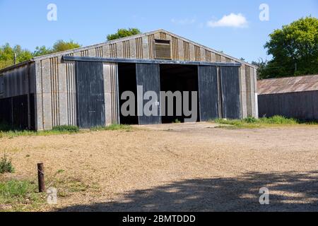 Les grandes portes de la grange de ferme s'ouvrent dans la ferme de Sutton, Suffolk, Angleterre, Royaume-Uni Banque D'Images