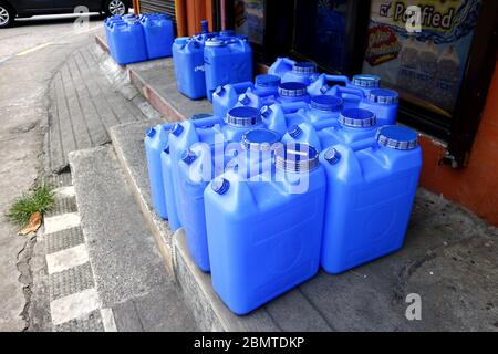 Antipolo City, Philippines - 9 mai 2020 : conteneurs d'eau vides en attente de remplissage devant une station de remplissage d'eau. Banque D'Images