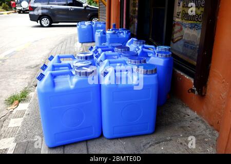 Antipolo City, Philippines - 9 mai 2020 : conteneurs d'eau vides en attente de remplissage devant une station de remplissage d'eau. Banque D'Images