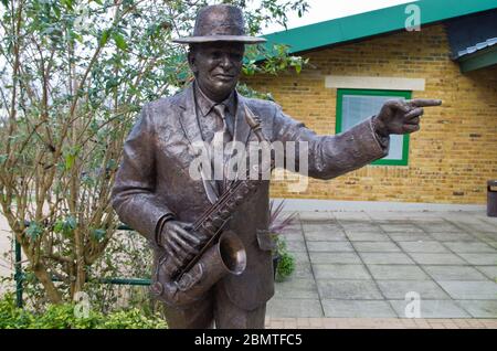 Sculpture du regretté musicien de jazz Sir John Dankworth, devant les écuries, un lieu de musique qu'il a créé; Wavendon, Milton, Keynes, Royaume-Uni Banque D'Images