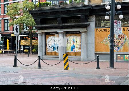 Vancouver (C.-B.), le 9 mai 2020. A embarqué dans les magasins de Gastown avec des messages peints de remerciements aux travailleurs de la santé pendant la pandémie Covid 19. Banque D'Images