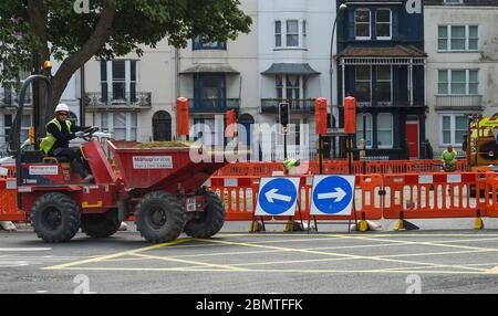 Brighton Royaume-Uni 11 mai 2020 - ouvriers de construction et d'entretien de la route sur le développement de Valley Gardens à Brighton le matin après que le Premier ministre britannique Boris Johnson a annoncé les nouvelles lignes directrices de restriction de verrouillage et le slogan 'Stay Alert' pendant la pandémie de coronavirus COVID-19. : crédit Simon Dack / Alamy Live News Banque D'Images