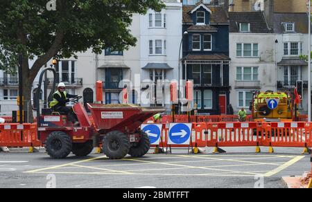 Brighton Royaume-Uni 11 mai 2020 - ouvriers de construction et d'entretien de la route sur le développement de Valley Gardens à Brighton le matin après que le Premier ministre britannique Boris Johnson a annoncé les nouvelles lignes directrices de restriction de verrouillage et le slogan 'Stay Alert' pendant la pandémie de coronavirus COVID-19. : crédit Simon Dack / Alamy Live News Banque D'Images