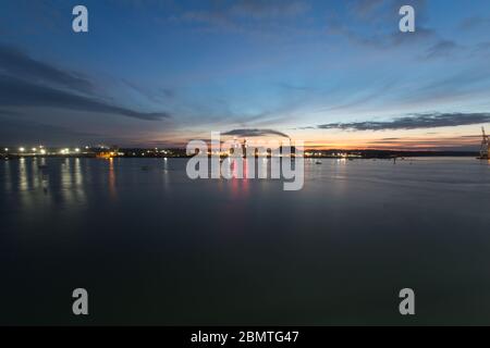 Ville de Southampton, Angleterre. Vue pittoresque sur le coucher du soleil sur la rivière Test avec le parc industriel de Marchwood en arrière-plan. Banque D'Images