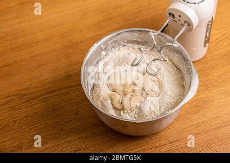 Mixeur plongeant et un bol en métal avec de la pâte. Banque D'Images