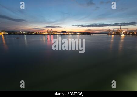 Ville de Southampton, Angleterre. Vue pittoresque sur le coucher du soleil sur la rivière Test avec le parc industriel de Marchwood en arrière-plan. Banque D'Images