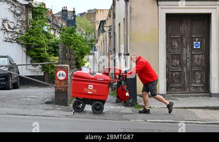 Brighton Royaume-Uni 11 mai 2020 - UN employé de poste pousse son chariot en amont tandis que les rues de Brighton restent calmes le matin après que le Premier ministre britannique Boris Johnson a annoncé les nouvelles directives de restriction de verrouillage et le slogan « alerte de crise » pendant la pandémie du coronavirus COVID-19. : crédit Simon Dack / Alamy Live News Banque D'Images