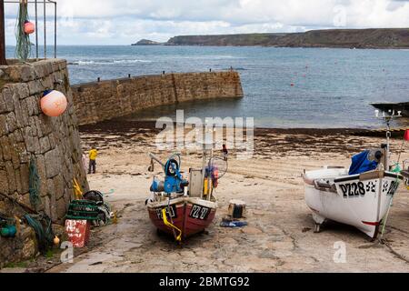 Bateaux de pêche à terre à Sennen Cove, Cape Cornwall, Penwith Peninsula, Cornwall, Royaume-Uni Banque D'Images