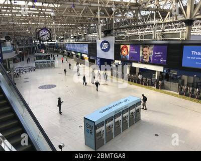 Les navetteurs à la gare de Waterloo à Londres pendant les heures de pointe le lundi matin. Les navetteurs disent qu'ils s'inquiètent d'avoir à voyager sur des trains plus occupés alors que certains sont retournés au travail après l'assouplissement des mesures de verrouillage du coronavirus. Banque D'Images