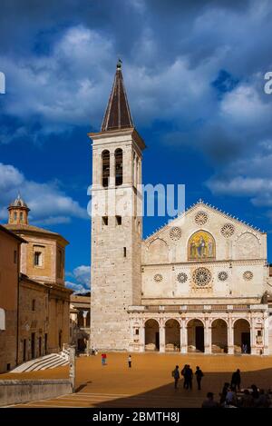 Les touristes visitent la célèbre et belle cathédrale de Spoleto en Ombrie Banque D'Images