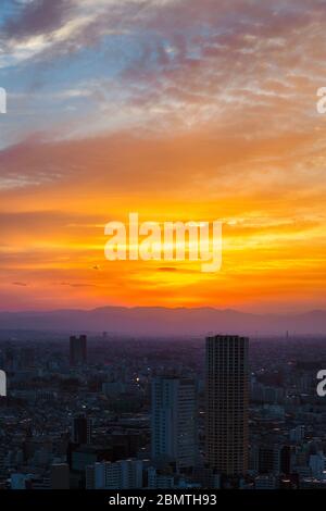 Vue sur le coucher du soleil des banlieues interminables de Meguro, Setagaya et Kawasaki enveloppé dans la brume du soir, d'Ebisu Banque D'Images