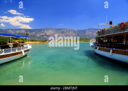 Fond marin d'été. Les bateaux de plaisance se trouvent dans l'eau pittoresque près de l'île turque près de Bodrum et Marmaris. Voyage et vacances, Turquie Banque D'Images