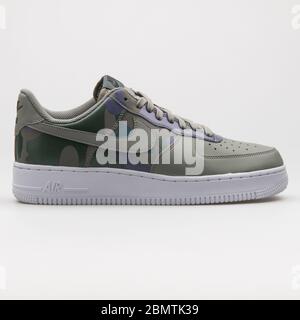 VIENNE, AUTRICHE - 19 FÉVRIER 2018 : sneaker camo Nike Air Force 1 07 LV8 vert  foncé sur fond blanc Photo Stock - Alamy