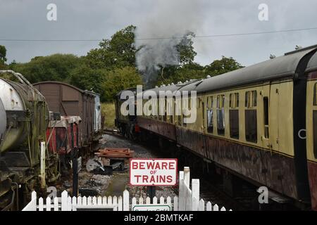 South Devon Railway, Buckfastleigh, Devon - GWR ligne de jonction chemin de fer patrimonial - train à vapeur arrivant à la gare de pltform Banque D'Images