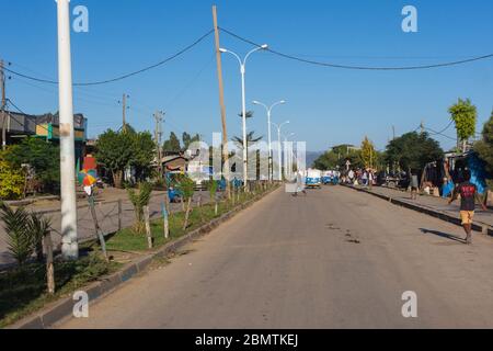 Mekele, Ethiopie - Nov 2018: Tuk bleu sur la route dans la rue principale. Banque D'Images