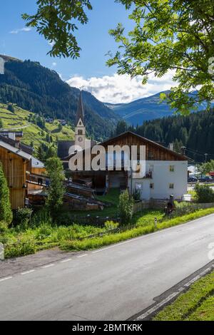 Eglise, montagnes environnantes et ville d'Arabba, province de Belluno, trente, Dolomites, Italie, Europe Banque D'Images