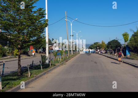 Mekele, Ethiopie - Nov 2018: Tuk bleu sur la route dans la rue principale. Banque D'Images