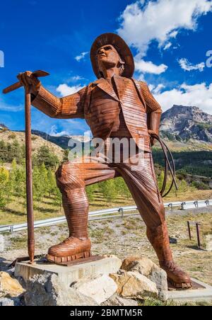 Statue dans les alpes françaises, Sainte Marguerite dans les Alpes provençales, France. Banque D'Images