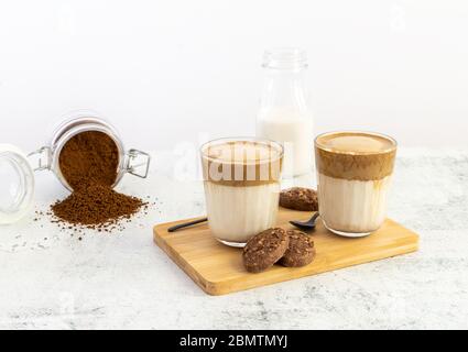 Café coréen branché Dalgona à la fois à base de lait d'amande et de sucre de canne. Banque D'Images