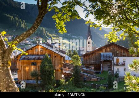 Vue du matin sur l'église et la ville d'Arabba et les montagnes environnantes, la province de Belluno, trente, Dolomites, Italie, Europe Banque D'Images