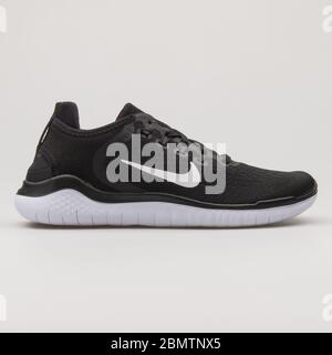 VIENNE, AUTRICHE - 19 FÉVRIER 2018 : sneaker Nike Free RN 2018 noir et blanc sur fond blanc. Banque D'Images