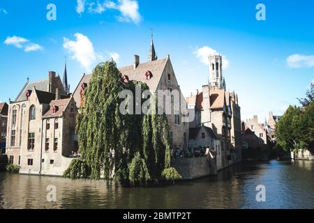Vue sur un bâtiment médiéval avec arbres le long d'un canal d'eau Banque D'Images
