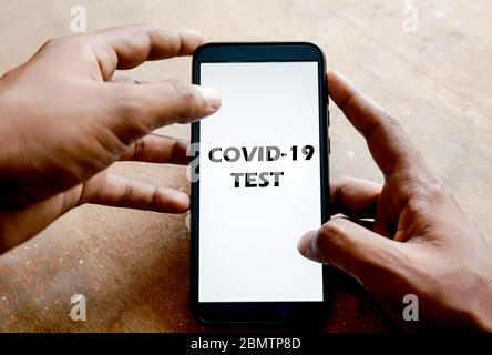 Texte « Covid-19 test » sur smartphone Banque D'Images