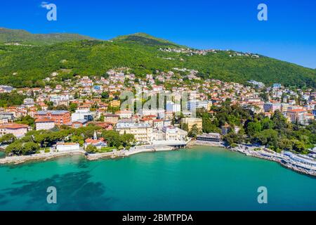 Croatie, côte Adriatique, belle ville d'Opatija et Volosko, station touristique populaire, vue aérienne sur la côte, baie de Kvarner Banque D'Images