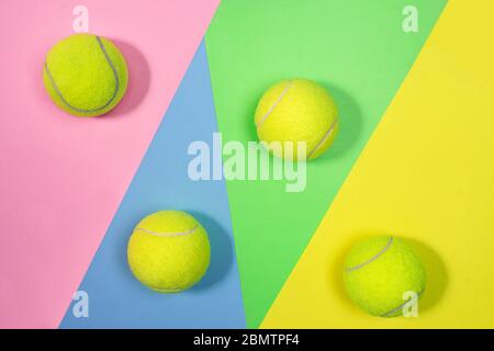 Mise en page de tennis avec balles de tennis sur un arrière-plan abstrait rose pastel bleu jaune vert multicolore avec place pour le texte. Concept sport avec jeu de tennis. Flat lay, vue de dessus, mise au point sélective. Banque D'Images