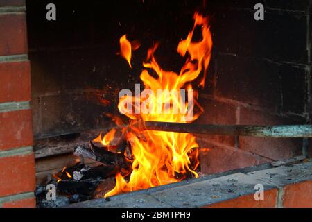 Incendie dans le grill Banque D'Images