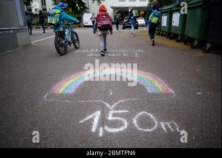 Cologne, Allemagne. 11 mai 2020. Après une longue pause, les écoliers vont à nouveau à l'école primaire de Cologne-Ehrenfeld. Les écoles ont été fermées pendant longtemps, tout comme les boutiques et les restaurants, pour ralentir la propagation du virus corona. Credit: Henning Kaiser/dpa/Alay Live News Banque D'Images