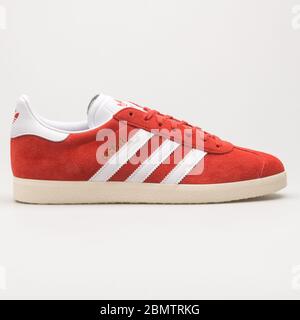 VIENNE, AUTRICHE - 14 JUIN 2018 : sneaker rouge et blanc Adidas Gazelle sur fond blanc. Banque D'Images