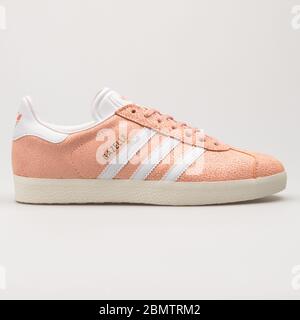 VIENNE, AUTRICHE - 14 JUIN 2018 : sneaker blanche et corail Adidas Gazelle sur fond blanc. Banque D'Images