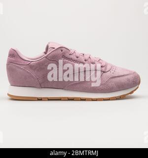 VIENNE, AUTRICHE - 14 JUIN 2018 : Sneaker en cuir Reebok Classic Lilas sur fond blanc. Banque D'Images