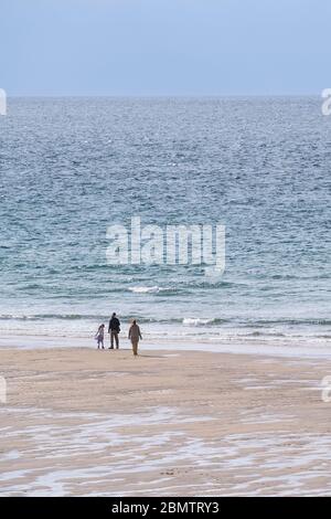 En raison de la pandémie de Coronavirus Covid 19, la plage de Fistral, normalement occupée, est maintenant pratiquement vide à Newquay, dans les Cornouailles. Banque D'Images