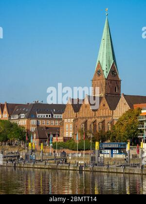 Blick auf Innenstadt über die Weser mit St. Martini, Brême, Allemagne Banque D'Images