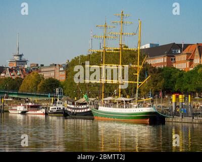 Blick auf Innenstadt über die Weser mit Segelschiff Alexander von Humboldt, Bremen, Deutschland Banque D'Images