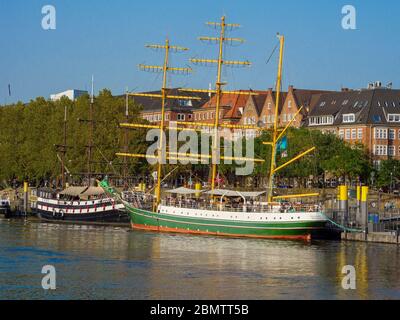 Blick auf Innenstadt über die Weser mit Segelschiff Alexander von Humboldt, Bremen, Deutschland Banque D'Images